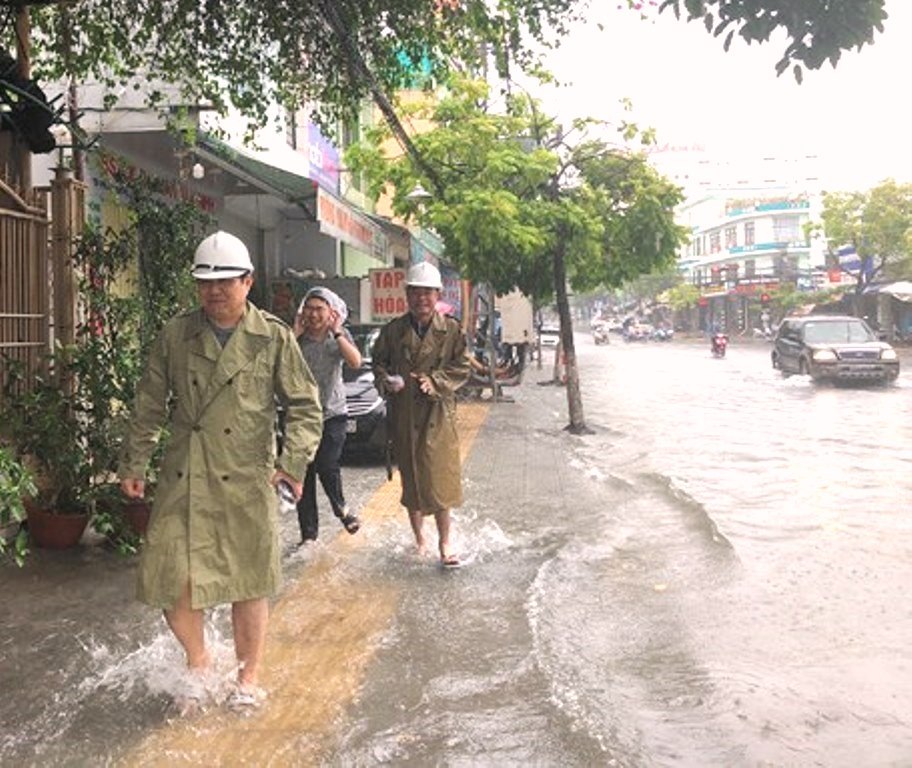 Đà Nẵng: Chủ tịch TP. Huỳnh Đức Thơ lội nước kiểm tra thực tế các điểm ngập úng - Hình 2