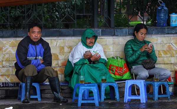 Không khí lạnh bao trùm, người Hà Nội ‘co ro’ trong thời tiết 12 độ C