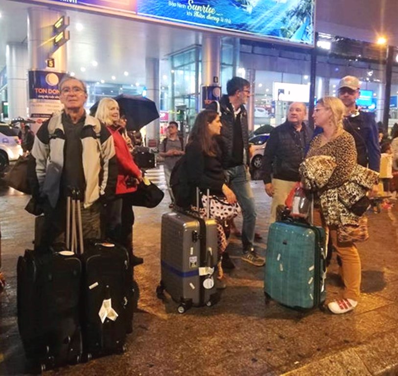 Đà Nẵng: Đường sắt Bắc-Nam gián đoạn, khách kẹt tại sân bay quốc tế do đường ngập