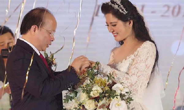 Vợ Thứ trưởng Bộ Tài Chính lên tiếng về việc “khoe” vé bóng đá