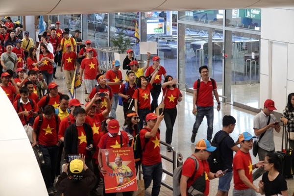 CĐV Việt Nam ‘nhuộm đỏ’ sân bay Nội Bài và Tân Sơn Nhất, sẵn sàng ‘tiếp lửa’ cho đội tuyển - Hình 1