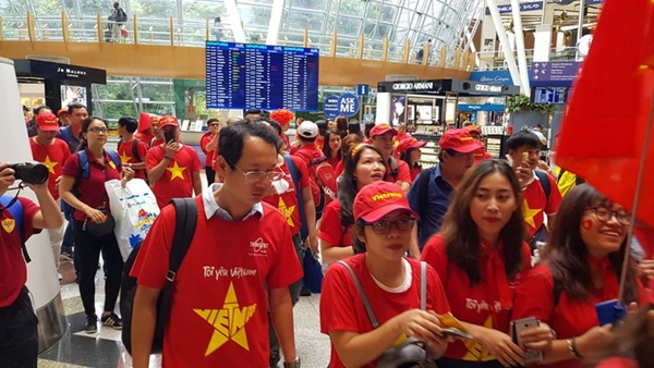 CĐV Việt Nam ‘nhuộm đỏ’ sân bay Nội Bài và Tân Sơn Nhất, sẵn sàng ‘tiếp lửa’ cho đội tuyển - Hình 1