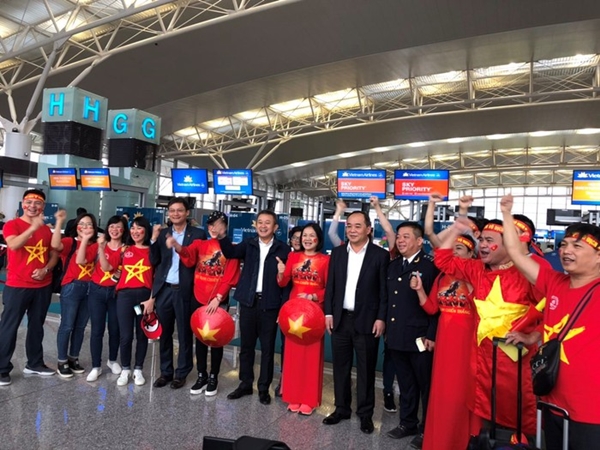 CĐV Việt Nam ‘nhuộm đỏ’ sân bay Nội Bài và Tân Sơn Nhất, sẵn sàng ‘tiếp lửa’ cho đội tuyển - Hình 5