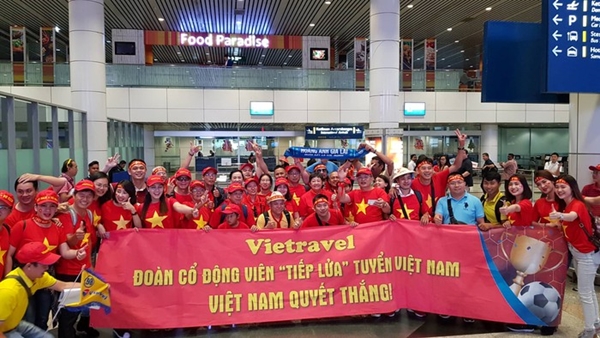 CĐV Việt Nam ‘nhuộm đỏ’ sân bay Nội Bài và Tân Sơn Nhất, sẵn sàng ‘tiếp lửa’ cho đội tuyển - Hình 3