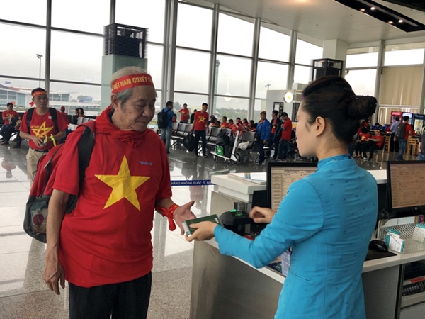 CĐV Việt Nam ‘nhuộm đỏ’ sân bay Nội Bài và Tân Sơn Nhất, sẵn sàng ‘tiếp lửa’ cho đội tuyển - Hình 4