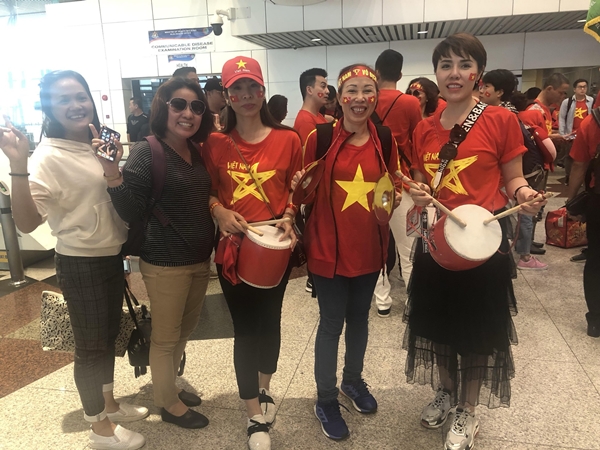 CĐV Việt Nam ‘nhuộm đỏ’ sân bay Nội Bài và Tân Sơn Nhất, sẵn sàng ‘tiếp lửa’ cho đội tuyển - Hình 2