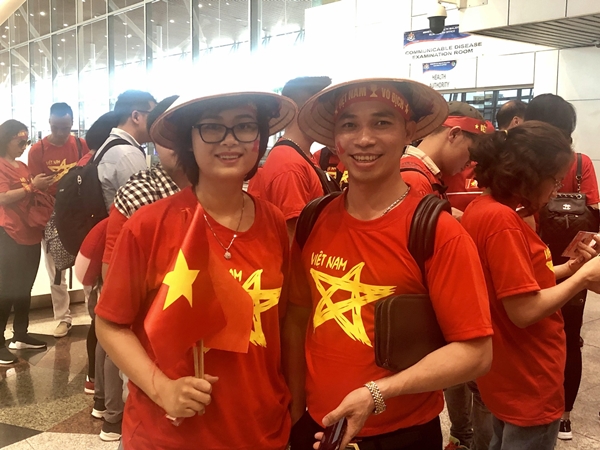CĐV Việt Nam ‘nhuộm đỏ’ sân bay Nội Bài và Tân Sơn Nhất, sẵn sàng ‘tiếp lửa’ cho đội tuyển - Hình 2