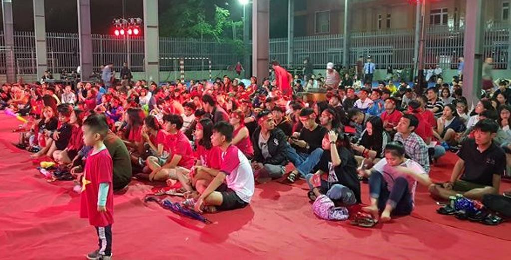 Đà Nẵng: Người dân quên đi trận mưa lịch sử, đi cổ vũ đội tuyển Việt Nam - Hình 3