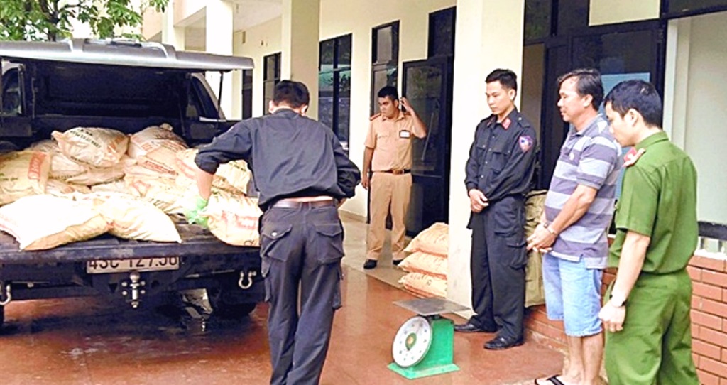 Quảng Nam: Bắt xe vi phạm giao thông chở 625 kg xyanua - Hình 1