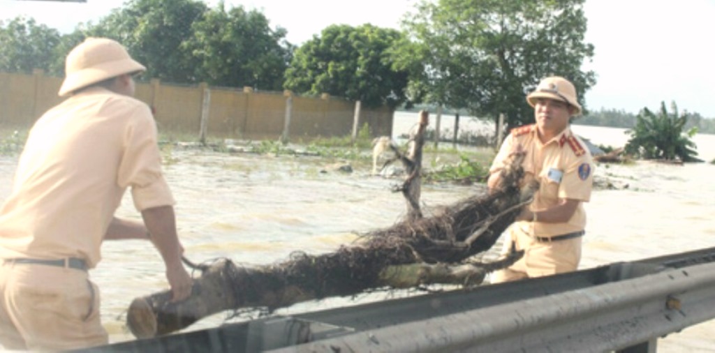 Quảng Nam: Quốc lộ 1 chính thức thông tuyến sau 2 ngày tê liệt