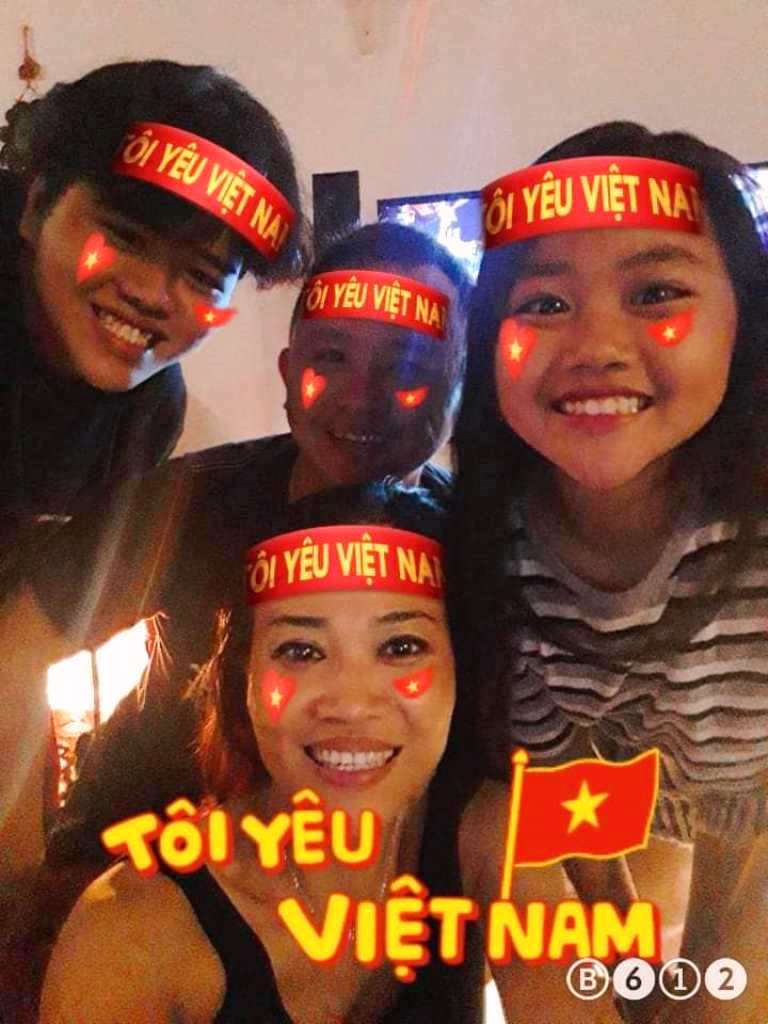 Đà Nẵng: Người dân quên đi trận mưa lịch sử, đi cổ vũ đội tuyển Việt Nam - Hình 1