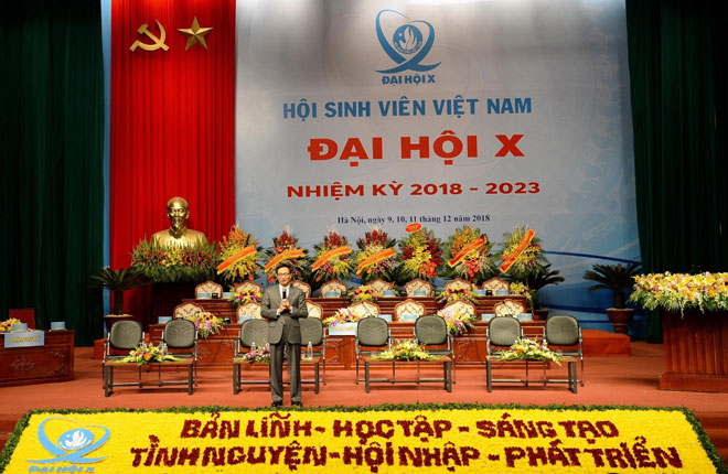 Phó thủ tướng Vũ Đức Đam chia sẻ với đại biểu sinh viên Việt Nam