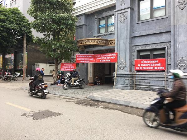 Người lao động đội mưa rét đòi quyền lợi tại trụ sở CIENCO 8