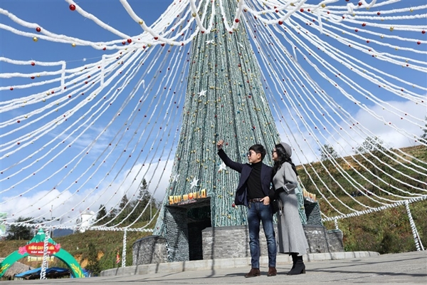 Du khách đổ lên Fansipan chiêm ngưỡng “cây thông Noel đẹp nhất châu Âu” - Hình 7