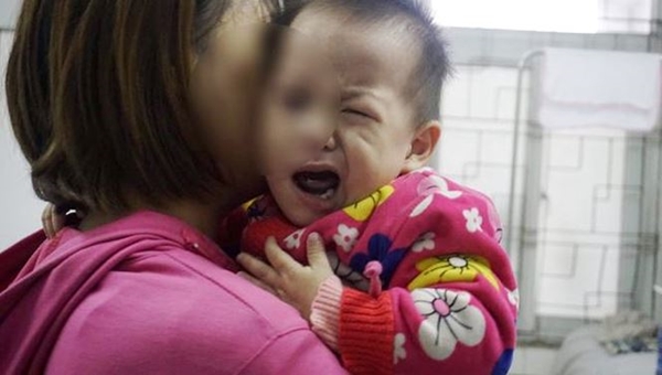 Hàng chục trẻ nhập viện vì liệt mặt, méo miệng do rét - Hình 2