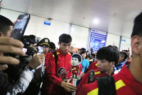 AFF Suzuki Cup 2018: Người hâm mộ chật kín sân bay Nội Bài đón thầy trò HLV Park Hang -Seo trở về - Hình 7
