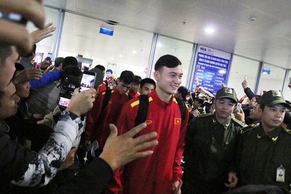 AFF Suzuki Cup 2018: Người hâm mộ chật kín sân bay Nội Bài đón thầy trò HLV Park Hang -Seo trở về - Hình 5