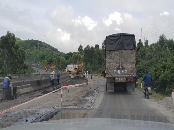 Bộ GTVT yêu cầu xử lý trách nhiệm về việc mặt đường QL1 hư hỏng