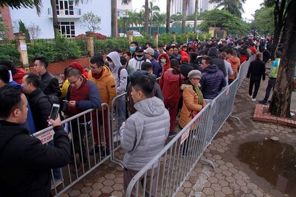 NHM co ro xếp hàng trong gió rét để lấy vé chung kết AFF Cup 2018