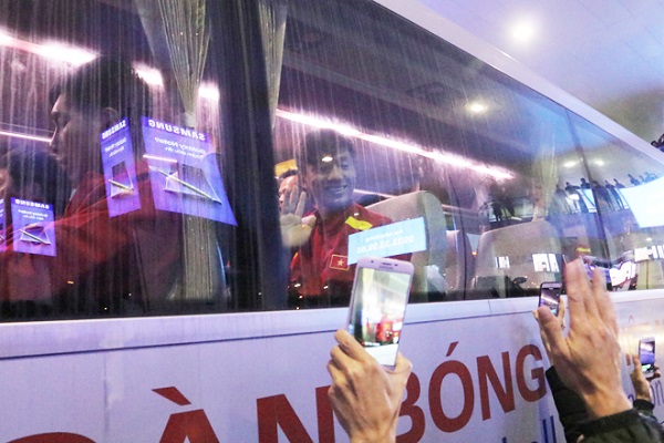 AFF Suzuki Cup 2018: Người hâm mộ chật kín sân bay Nội Bài đón thầy trò HLV Park Hang -Seo trở về - Hình 9