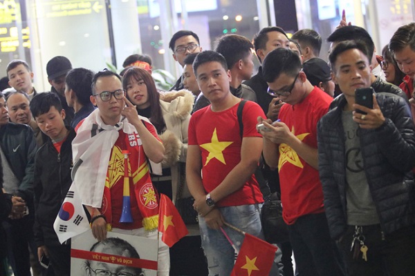 AFF Suzuki Cup 2018: Người hâm mộ chật kín sân bay Nội Bài đón thầy trò HLV Park Hang -Seo trở về - Hình 2