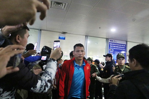 AFF Suzuki Cup 2018: Người hâm mộ chật kín sân bay Nội Bài đón thầy trò HLV Park Hang -Seo trở về - Hình 6