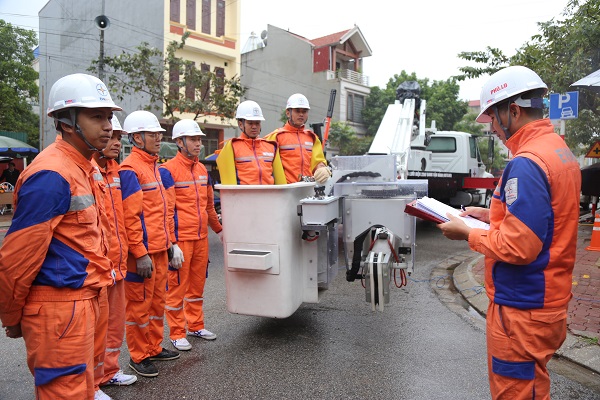 EVNNPC chính thức triển khai sửa chữa điện Hotline trên lưới 22kV