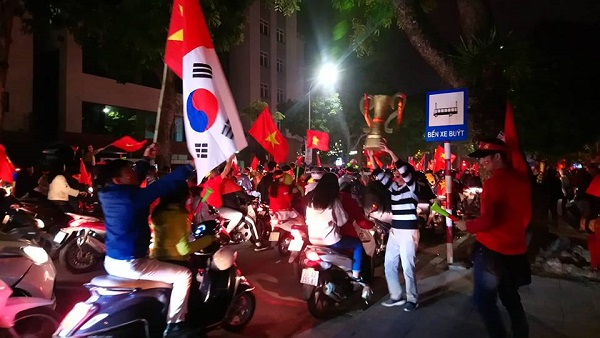 Hà Nội: Biển người đổ ra đường mừng tuyển Việt Nam vô địch AFF Cup 2018 - Hình 1