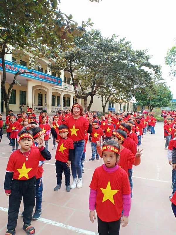 Thường Tín: Cô trò nhảy flashmob cổ vũ đội tuyển Việt Nam Chiến Thắng - Hình 2