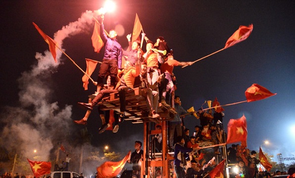 Hà Nội: Biển người đổ ra đường mừng tuyển Việt Nam vô địch AFF Cup 2018