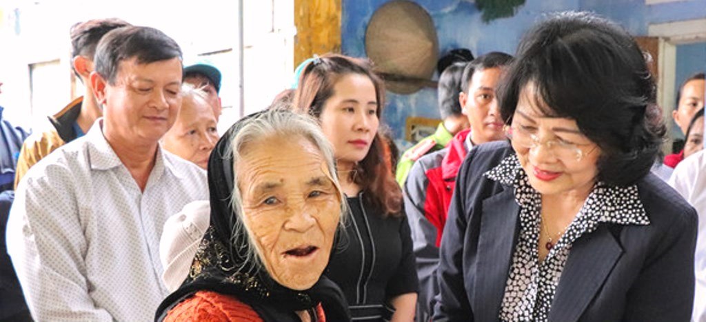 Quảng Nam: Phó chủ tịch nước thăm gia đình dân quân tử vong cứu người trong lũ - Hình 1
