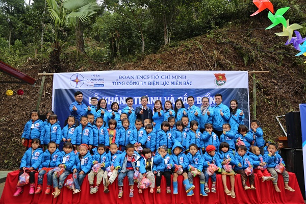 EVNNPC: Nhiều hoạt động vì cộng đồng dành cho bà con dân tộc vùng cao Sơn La và Yên Bái - Hình 9