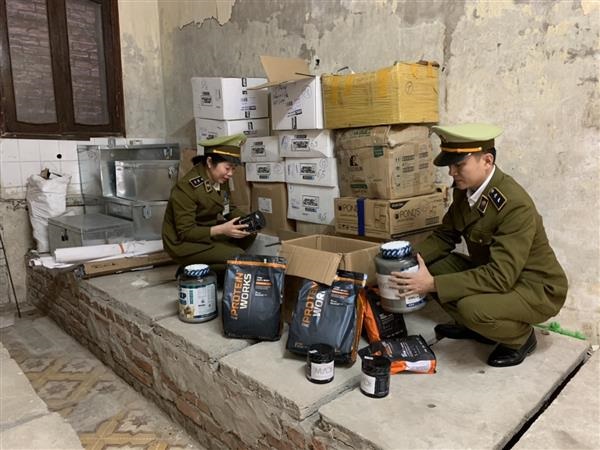 Lực lượng QLTT Nghệ An: Tạm giữ 138 hộp, gói thực phẩm bổ sung không rõ nguồn gốc - Hình 1