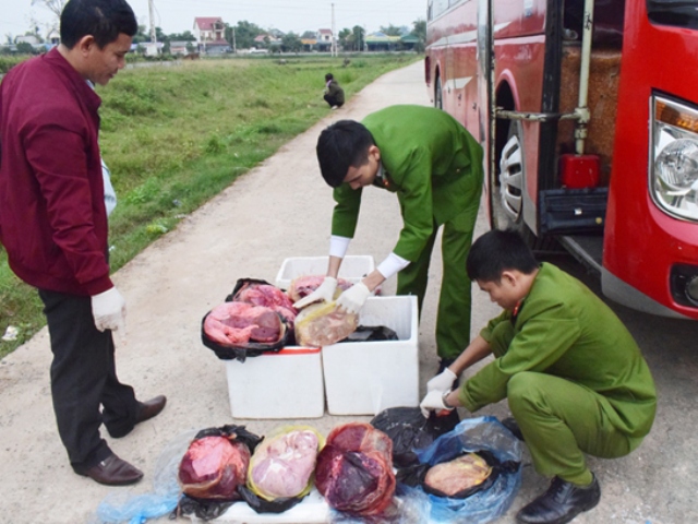 Hà Tĩnh: Bắt xe khách chở thịt, nội tạng động vật không rõ nguồn gốc