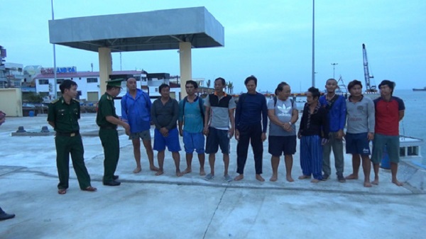 Cứu 10 thuyền viên người nước ngoài gặp nạn trên vùng biển Côn Đảo - Hình 1