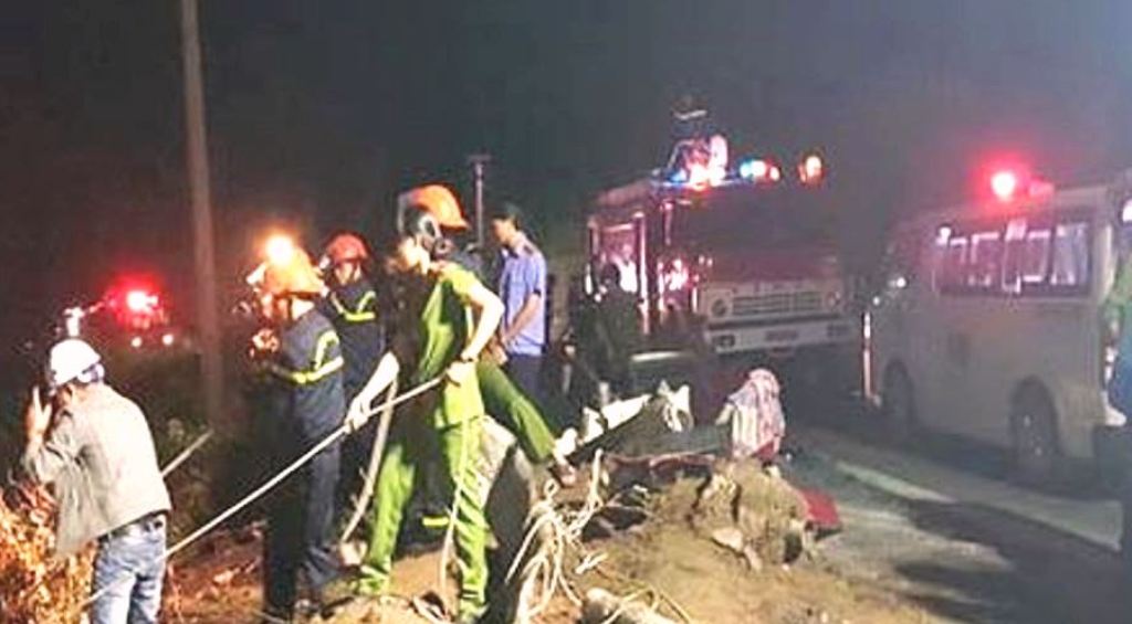 Đèo Hải Vân: Hai xe bồn dầu va chạm, một xe lao xuống vực bốc cháy