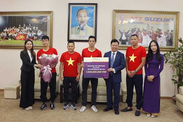 TPBank tặng thưởng 2 tỷ đồng cho đội tuyển bóng đá Việt Nam - Hình 1
