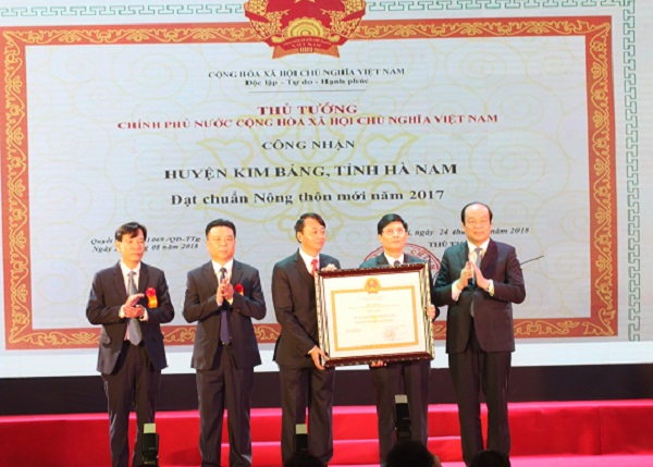Kim Bảng (Hà Nam): Đón nhận bằng công nhận Huyện đạt chuẩn nông thôn mới và cờ thi đua của Chính phủ