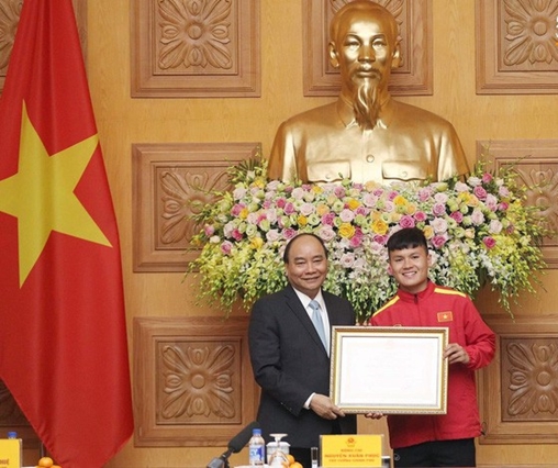 Thủ tướng trao Huân chương Lao động Hạng Nhì cho tiền vệ Nguyễn Quang Hải - Hình 1