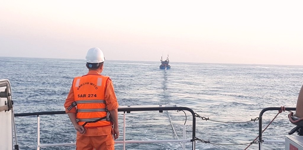 Đà Nẵng: Đưa 8 thuyền viên tàu ĐNa 90946 TS về đất liền an toàn