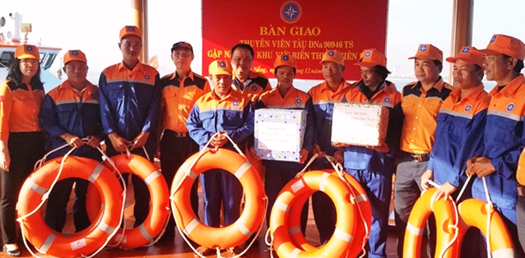 Đà Nẵng: Đưa 8 thuyền viên tàu ĐNa 90946 TS về đất liền an toàn - Hình 2