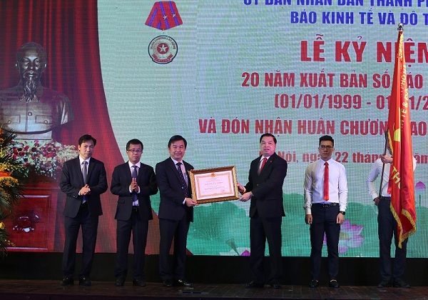 Kỷ niệm 20 năm thành lập: Báo Kinh tế và Đô thị đón nhận Huân chương Lao động hạng Nhì
