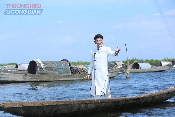 Về quê tác giả ở Thừa Thiên Huế quay MV, ca sĩ Việt Tú bất ngờ kiếm được người yêu - Hình 1