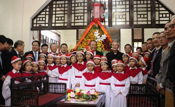 Phó Thủ tướng Thường trực Chính phủ Trương Hoà Bình chúc mừng lễ Giáng sinh tại Huế - Hình 2