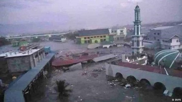 Indonesia: 20 người thiệt mạng, hàng trăm người bị thương vì sóng thần - Hình 1