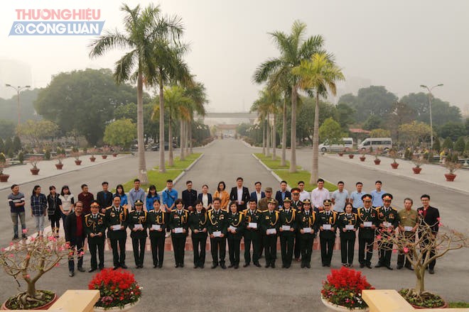 Thắp hương tri ân đến anh linh các Anh hùng liệt sỹ tại nghĩa trang Mai Dịch - Hình 2