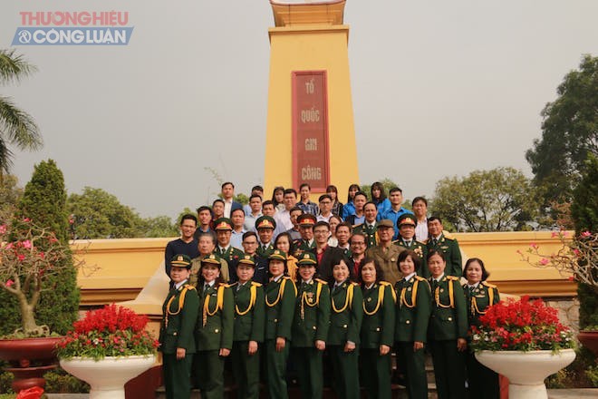 Thắp hương tri ân đến anh linh các Anh hùng liệt sỹ tại nghĩa trang Mai Dịch - Hình 1