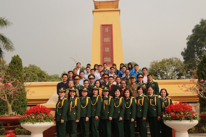 Thắp hương tri ân đến anh linh các Anh hùng liệt sỹ tại nghĩa trang Mai Dịch