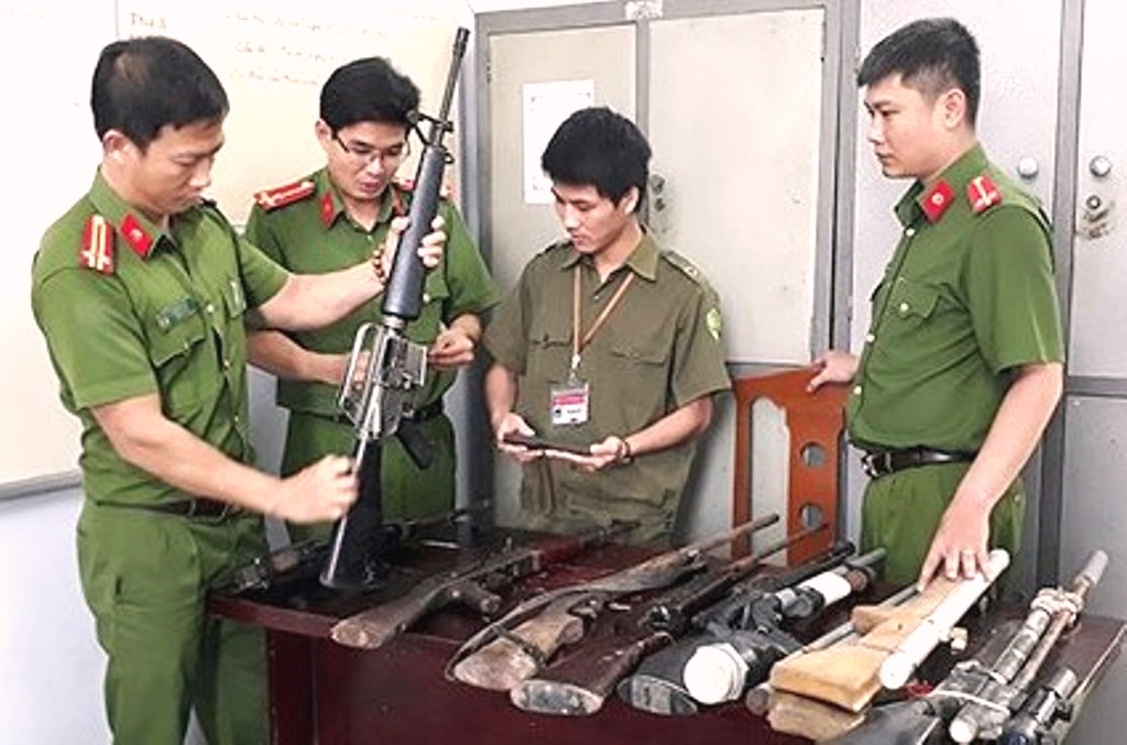Đà Nẵng: Người dân tự nguyện nộp nhiều loại súng - Hình 1