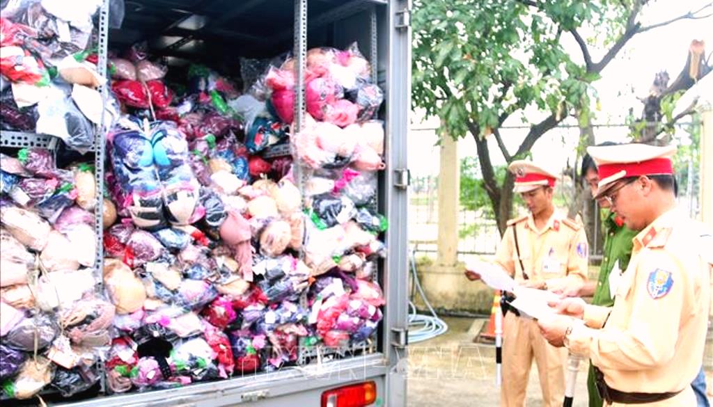 Đà Nẵng: Trong một ngày bắt giữ 2 vụ vận chuyển quần áo, mỹ phẩm nhập lậu - Hình 3